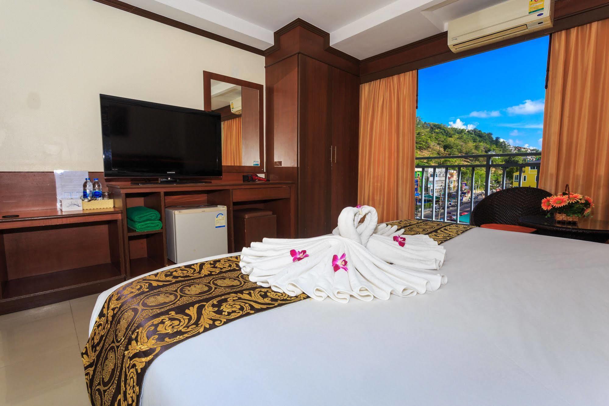 Sharaya Patong Hotel Bagian luar foto