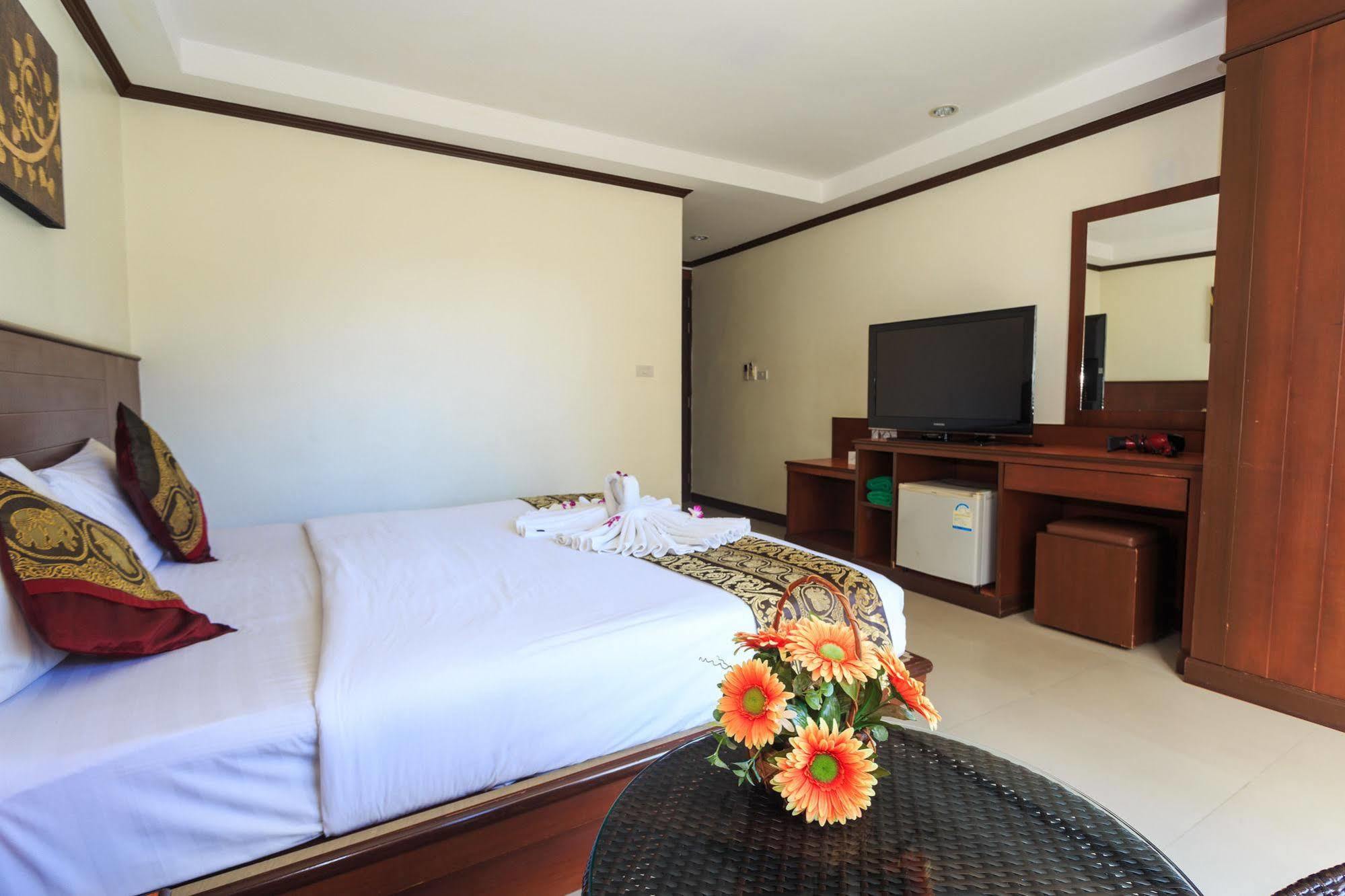 Sharaya Patong Hotel Bagian luar foto