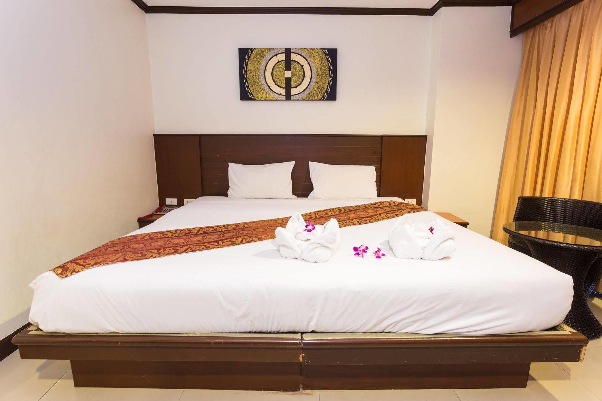 Sharaya Patong Hotel Bagian luar foto