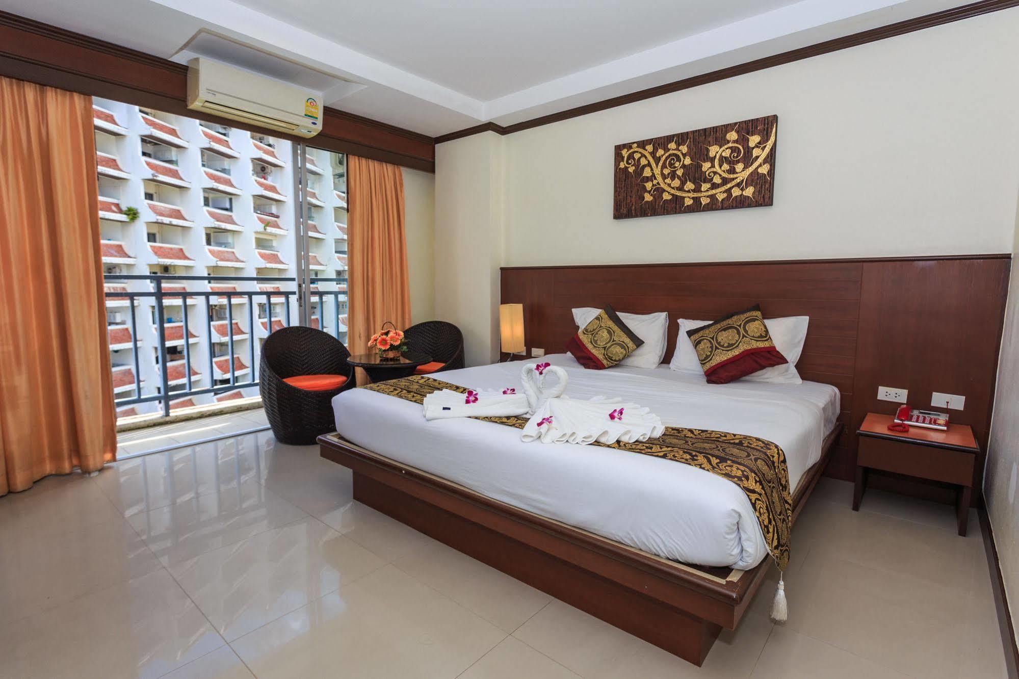 Sharaya Patong Hotel Bagian luar foto