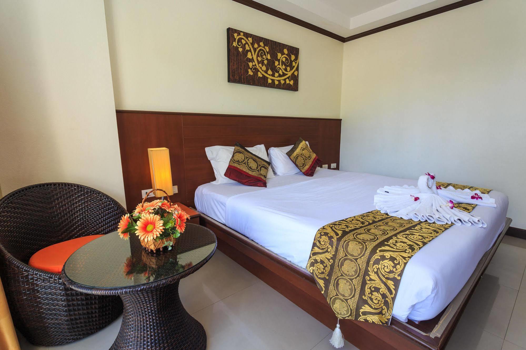 Sharaya Patong Hotel Bagian luar foto