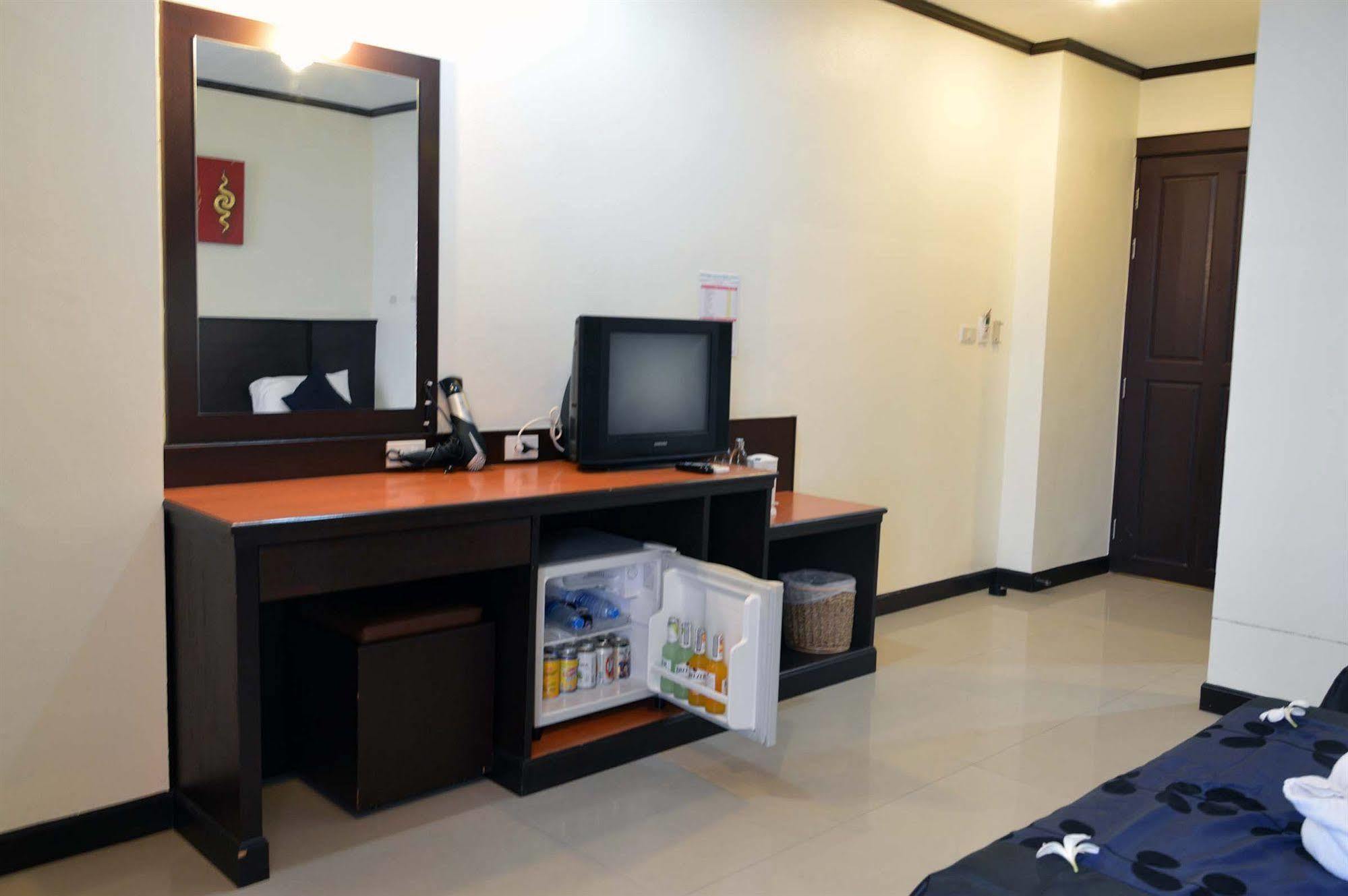 Sharaya Patong Hotel Bagian luar foto