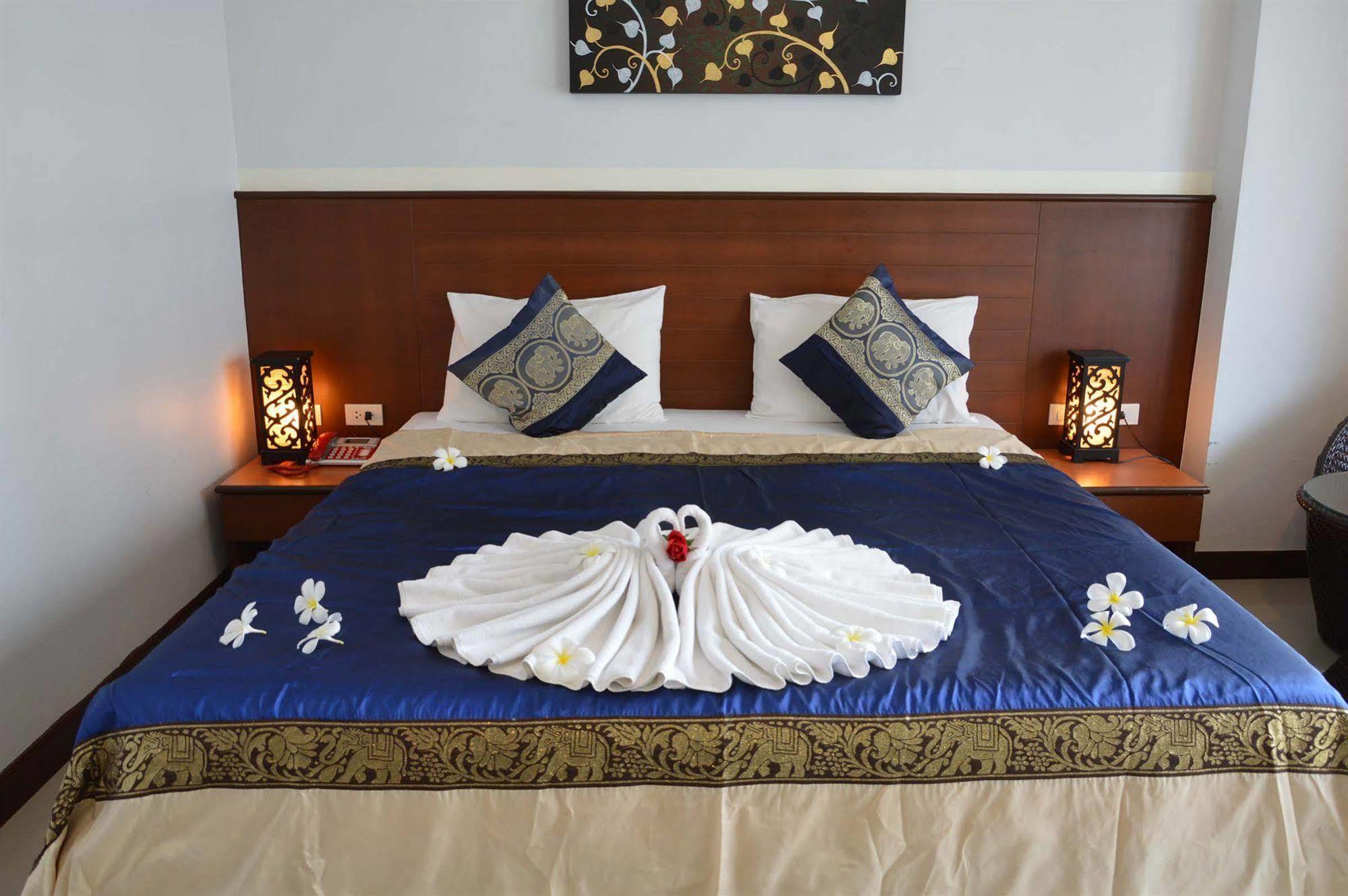 Sharaya Patong Hotel Bagian luar foto