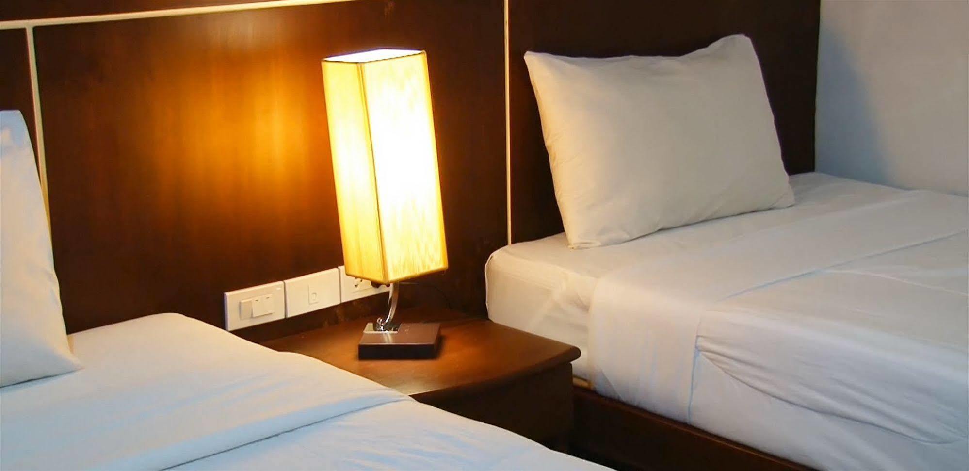 Sharaya Patong Hotel Bagian luar foto