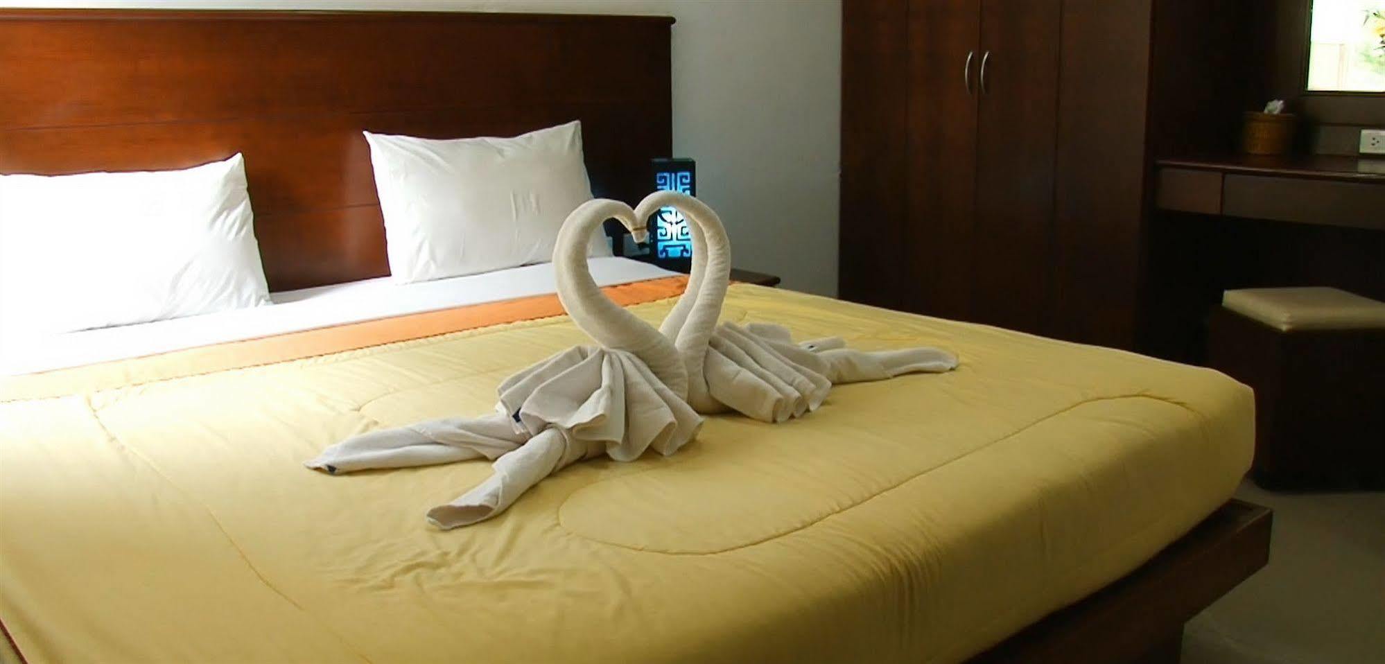 Sharaya Patong Hotel Bagian luar foto